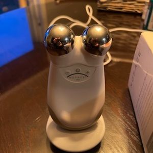 NuFace Trinity Pro Model - like new includes small sample of gel amd charger.